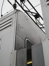 パンタグラフのない車両はステップを撤去している（記者撮影）