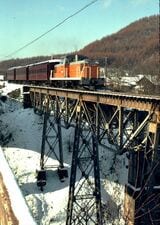 三菱大夕張鉄道の列車。ほかでは見られない旧型客車と車内のダルマストーブが名物だった（撮影：南正時）