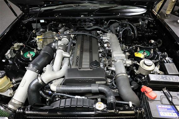 A70型スープラの直列6気筒ツインターボエンジン