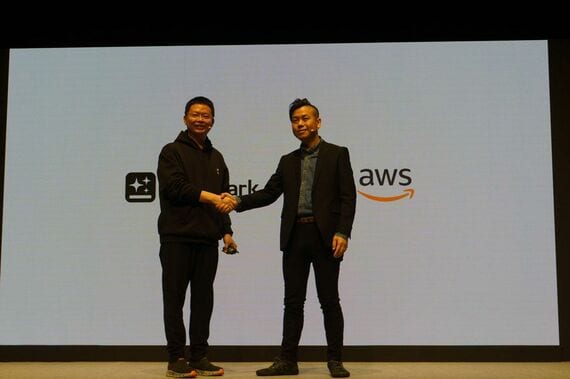 ジューCTO（左）とAWSのエリック・チェン氏