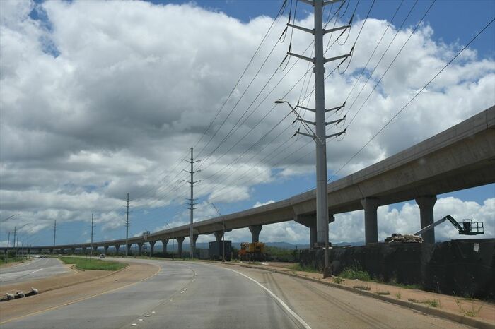 道路に沿って建設された線路