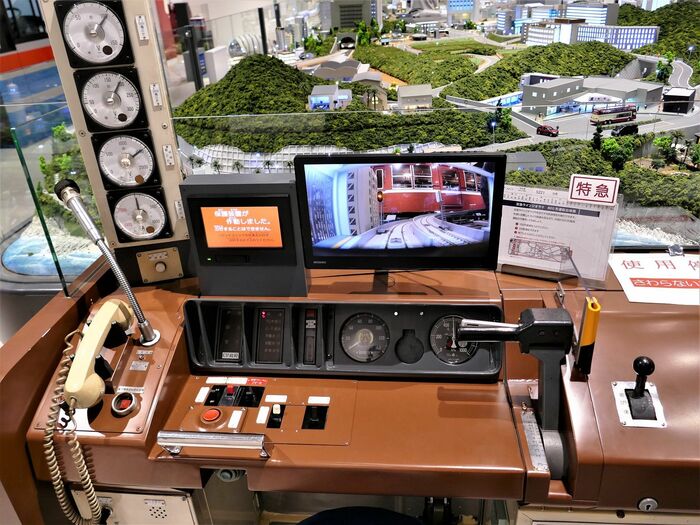 引退した800形の運転台を再利用した