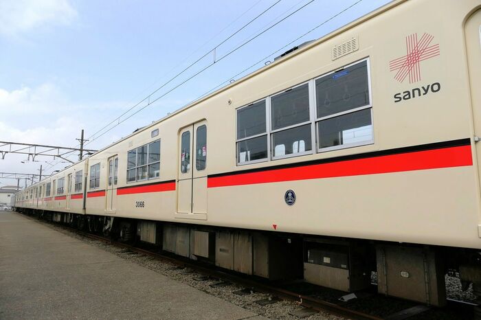 大阪寄り2両のアルミ車は試作車の意味合いが