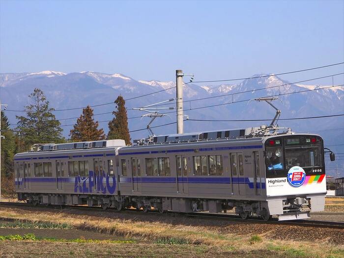 山並みをバックに走る20100形