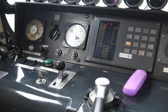 運転台。2両編成になったことをしっかり認識している。