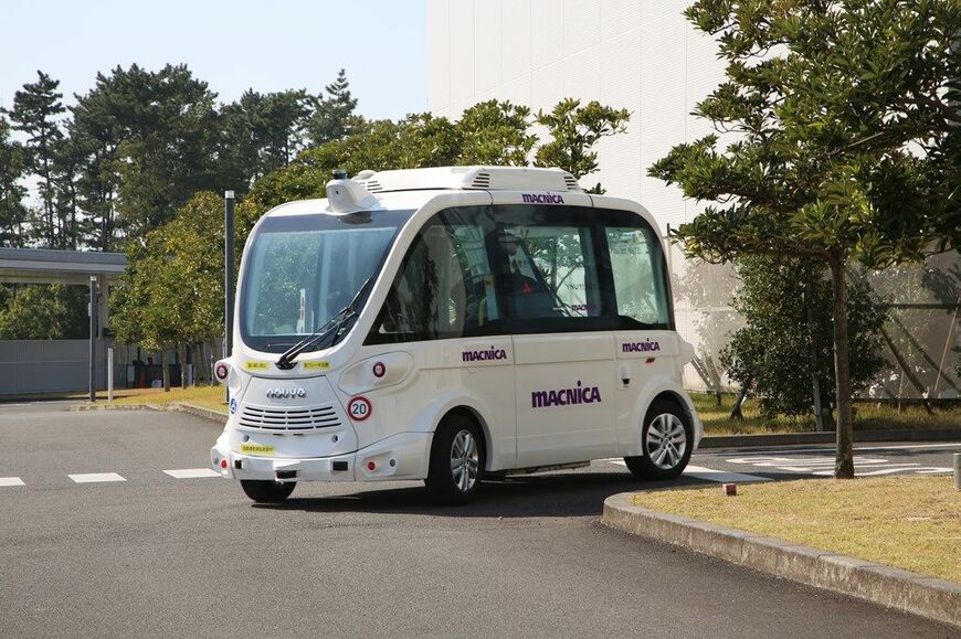 レベル4に対応したナビヤ社の自動運転バス「エヴォ」（筆者撮影）