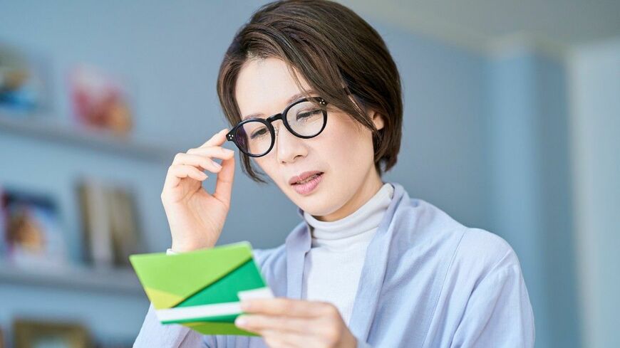 賃上げで収入は増えたが、物価上昇で支出も増えており、通帳を見ても気分は晴れず。そう感じている人も少なくないだろう（写真：maruco／PIXTA）