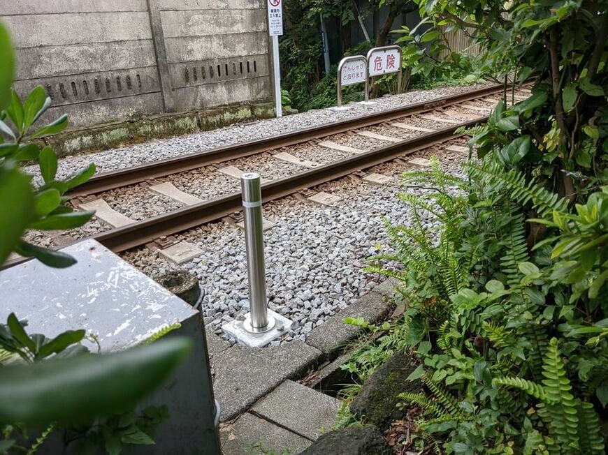 稲村ヶ崎の事故現場付近。ゴミ出しの帰りに女子は手前から線路内に侵入し、電車と接触した（筆者撮影）