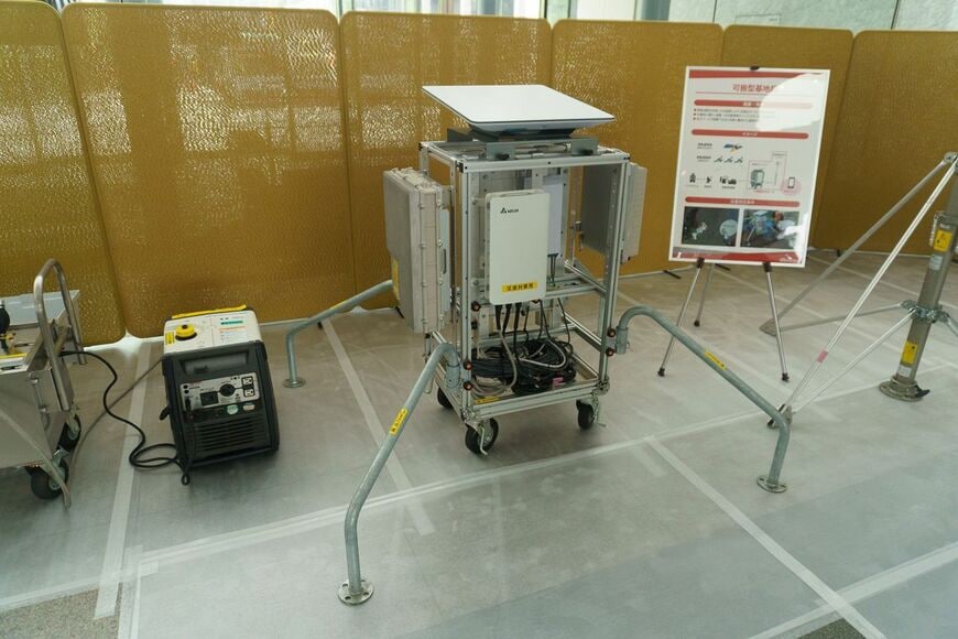 NTTドコモの災害対策用の可搬型基地局。衛星回線を伝送路に使い、発電機とセットで運用する（写真：筆者撮影）