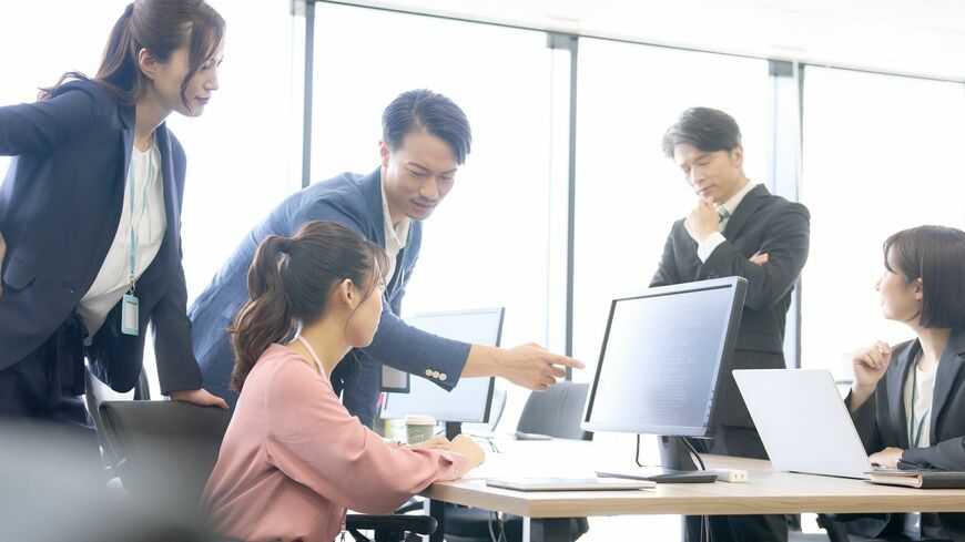 打ち合わせをするビジネスチーム