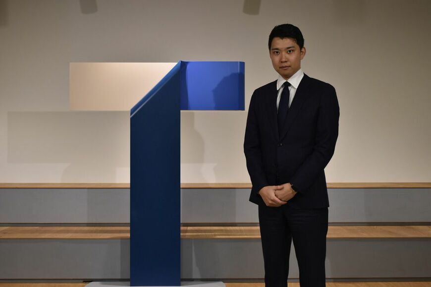事業拡大を受け、増床したオフィスに設置した会社ロゴ（筆者撮影）