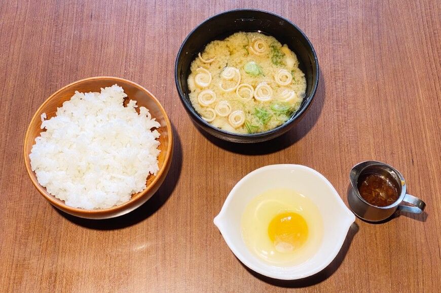 既存のハンバーグソースで卵かけご飯を食べるという、メニュー開発の企画力と独自性がキモ（著者撮影）