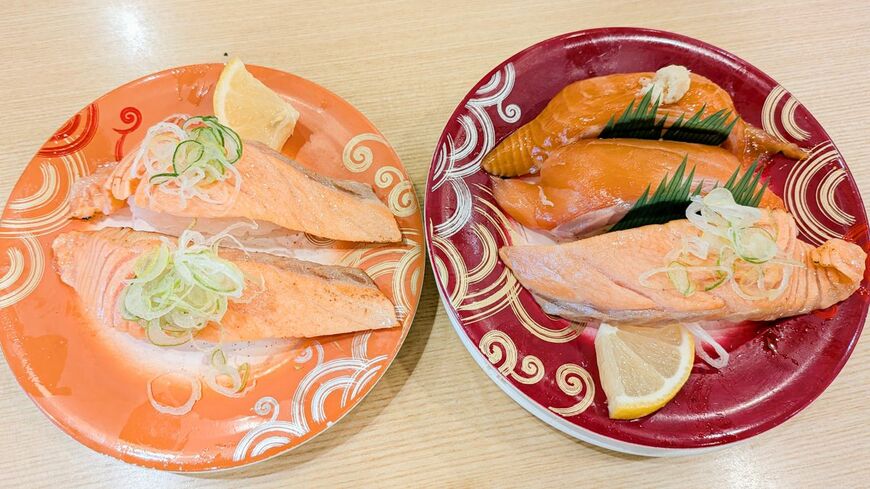 左・炙りサーモン塩（297円）、右・厳選サーモン三昧（539円）