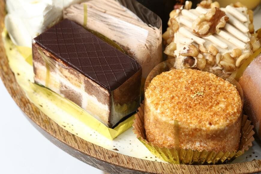 左手前の断面がモザイク状のものは、創業当時からあるバターケーキ（撮影：今井康一）