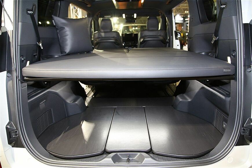 オグショーのトヨタ「アルファード/ヴェルファイア」車中泊キット（筆者撮影）
