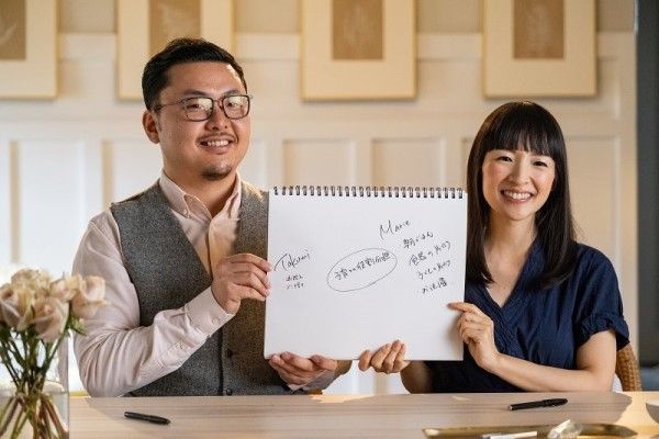 “こんまり夫”の川原卓巳（写真左）さんも登場し、アメリカの自宅で近藤麻理恵さんがどのように"ときめき"を生み出しているのかを垣間見ることができる（画像：Netflixシリーズ『KonMari 〜"もっと"人生がときめく片づけの魔法〜』全世界独占配信中）