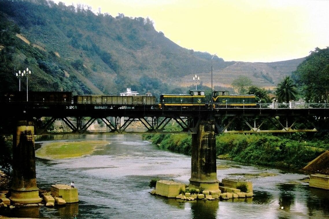 中越国境の橋を渡るベトナム国鉄の機関車