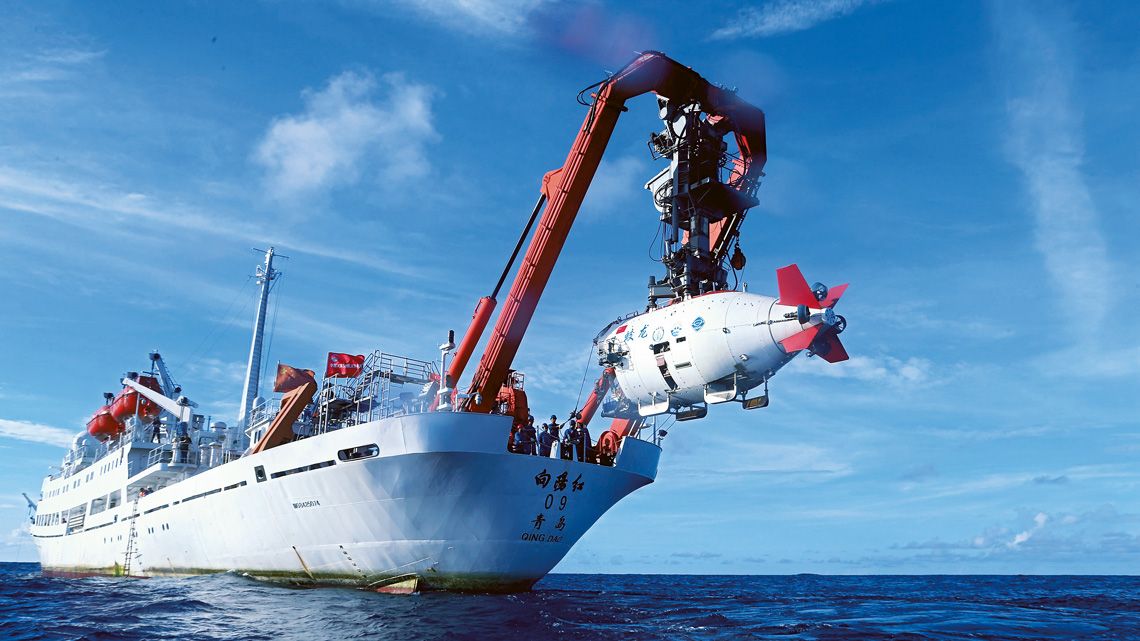 深海探査機を搭載した調査船の西太平洋での活動風景