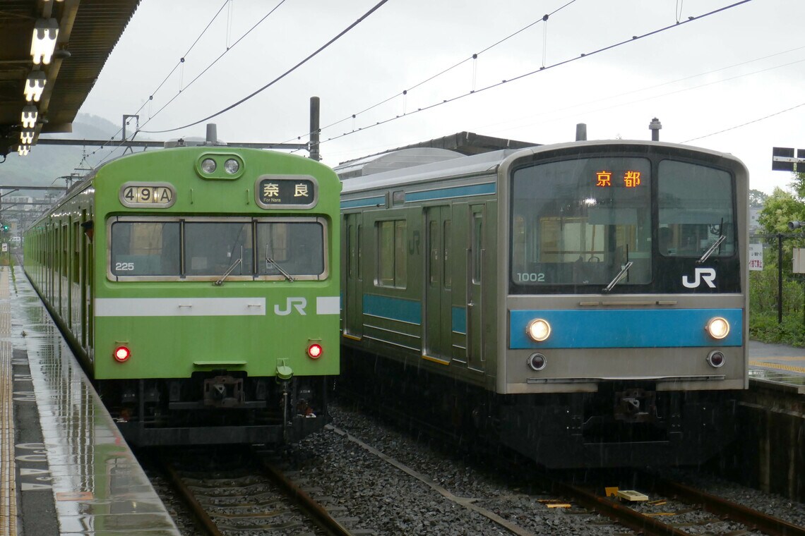奈良線で103系と並ぶ205系1000番代。両者とも普通列車で活躍中だ（筆者撮影）