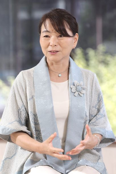 中島晴美（なかじま・はるみ）／ 埼玉県上尾市立平方北小学校校長。2020年より現職。同県北足立北部地区道徳教育研究会会長、同県教育課程実践事例集編成委員外国語部長、同県社会教育委員および同県生涯学習審議委員、同県公立小・中学校女性校長会副会長、日本の教育とウェルビーイングの未来を考えるシンポジウム実行委員。Well-Being Education（オンラインサロン）代表。日本ウェルビーイング学会所属。Happiness Study Academy在学。ウェルビーイング、道徳科、外国語科を研究し続けている。著書『ウェルビーイングな学校をつくる――子どもが毎日行きたい、先生が働きたいと思える学校へ』（教育開発研究所）、共著に『99％の小学生は気づいていない!? ウェルビーイングの魔法』（Z会）（撮影：尾形文繁）