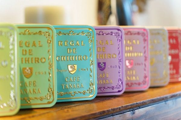 「RÉGAL DE CHIHIRO」のクッキー缶。缶の色もシェフパティシエの田中さんが決めている（筆者撮影）