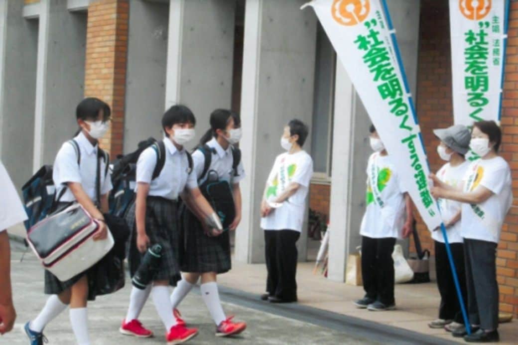 犯罪予防活動の様子（法務省HP「保護司、保護司組織（保護司会、保護司会連合会）」より）