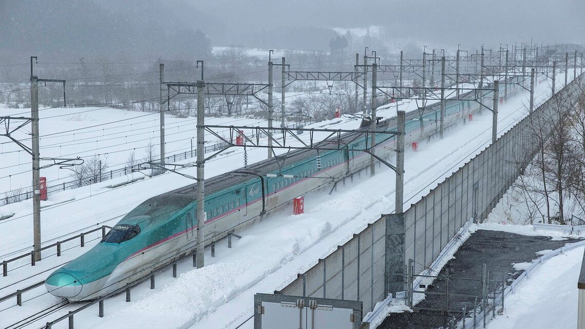 北海道新幹線は2016年3月に新函館北斗へと開業して雪と闘いながら安定輸送を築いている（湯の里知内信号場）（写真：山井美希）