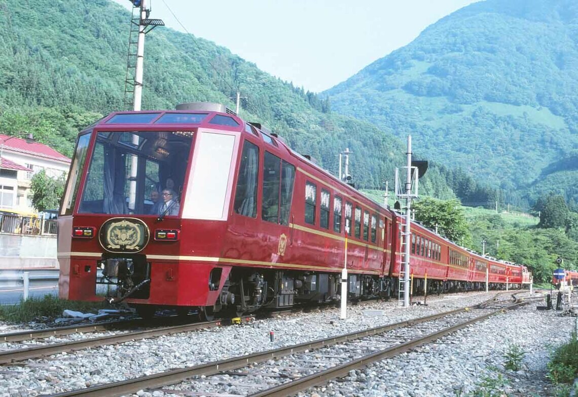 仙台の和式客車「オリエントサルーン」会津線湯野上駅にて（撮影：南正時）