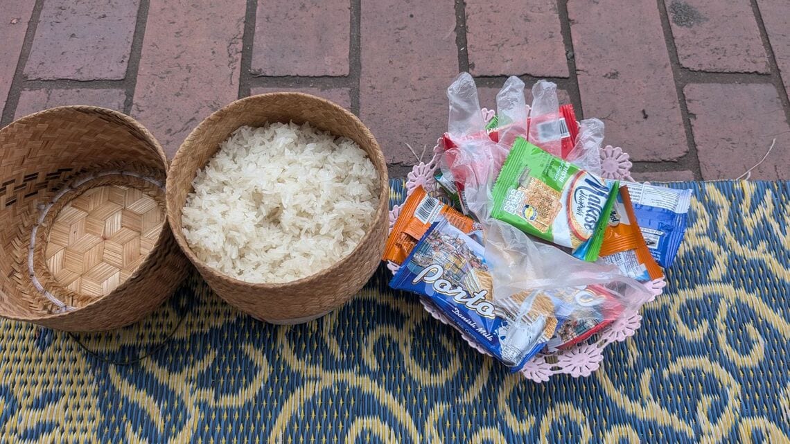 観光客向けの托鉢セット