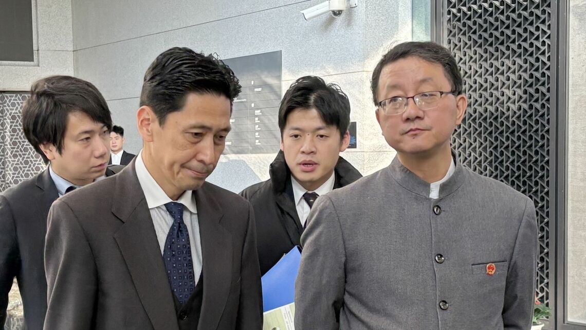 18日、北京の中国外務省で、劉勁松アジア局長（手前右）と話す外務省の金井正彰アジア大洋州局長（同左）（写真：時事通信）
