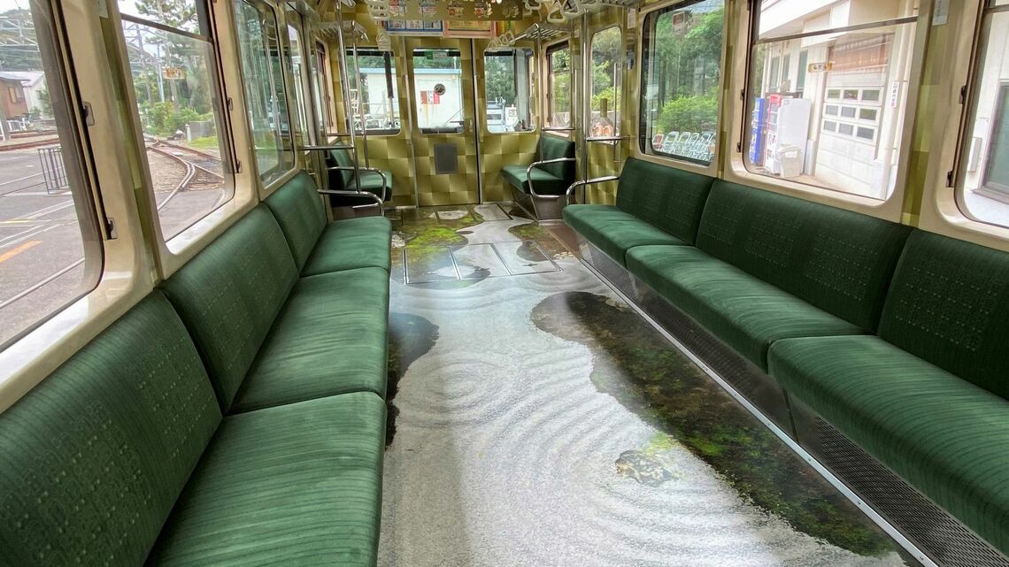 床に枯山水模様をあしらった江ノ電「観音電車」の車内（記者撮影）