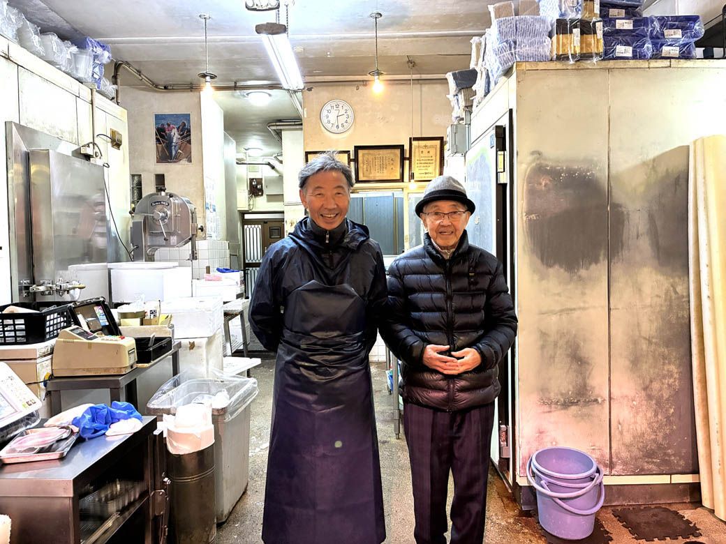 三代目の丸山さん（左）と、現在は引退した二代目大将の昇さん（右）親子