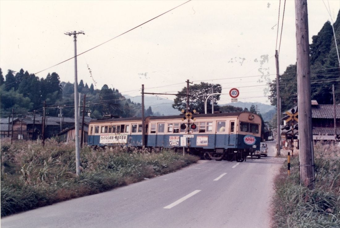 鯖浦線の樫津踏切を走る電車（写真：福井鉄道）