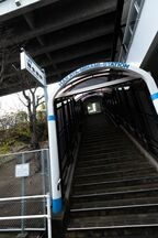 線路に並行した道路から盛土上にある博多南駅には階段で