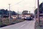 鯖浦線の樫津踏切を走る電車