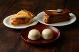 手前から時計回りに「菓子舗井村屋」の「酒々まんじゅう」6個入1080円、「アンナミラーズ」の「アップルパイ」864円、「ラ・メゾン・ジュヴォー」の「ミルフィーユ ショコラ」735円（筆者撮影）