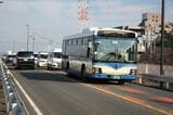 阪急神戸本線をまたぐ部分の県道42号は唯一2車線のまま残っているが、最近になって4車線化の工事が本格化している（筆者撮影）