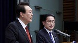日韓首脳会談後に、岸田文雄首相と記者会見に臨む韓国の尹錫悦大統領（左、写真・EPA=時事）