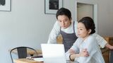 事業について相談する若い男性と女性
