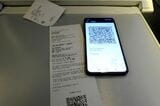 スマホの画面が「ユーレイルパス」。レシートが指定席券（筆者撮影）