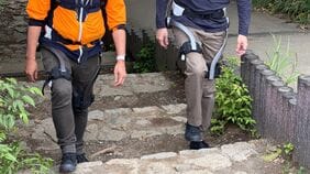 電動アシスト自転車のように足が前へ出る､14万円のAI外骨格を高尾山で試してわかった実力と課題