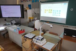 現在の教室のICT環境。09年にはほとんどの教室で実物投影機や電子黒板整備を完了した