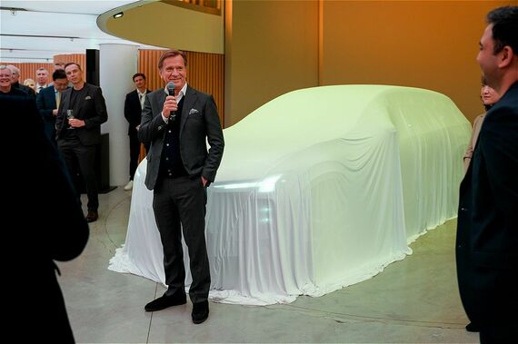 EX60のお披露目をする、ボルボカーズのホーカン・サムエルソンCEO