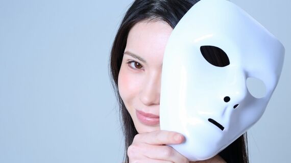 仮面を持つ女性のイメージ