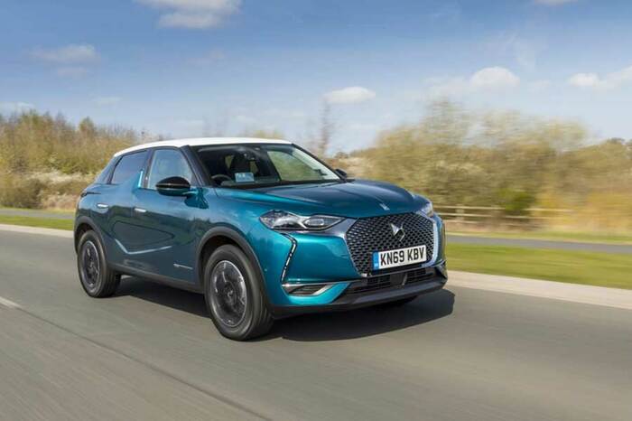 「Grand Chic」にはLEDを組み込んだヘッドランプが標準装備