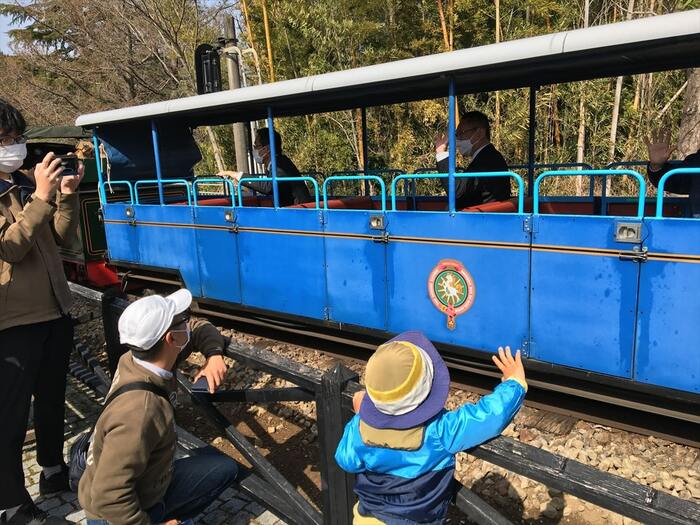 復活初日の列車に手をふる子ども