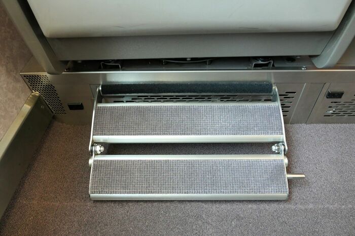 フットレストは靴を脱いで利用する