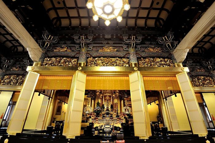 内部は土足で拝観可能