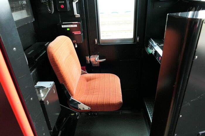 貫通扉があるため流線形の運転台と比べると狭い