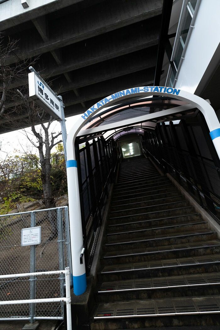 線路に並行した道路から盛土上にある博多南駅には階段で